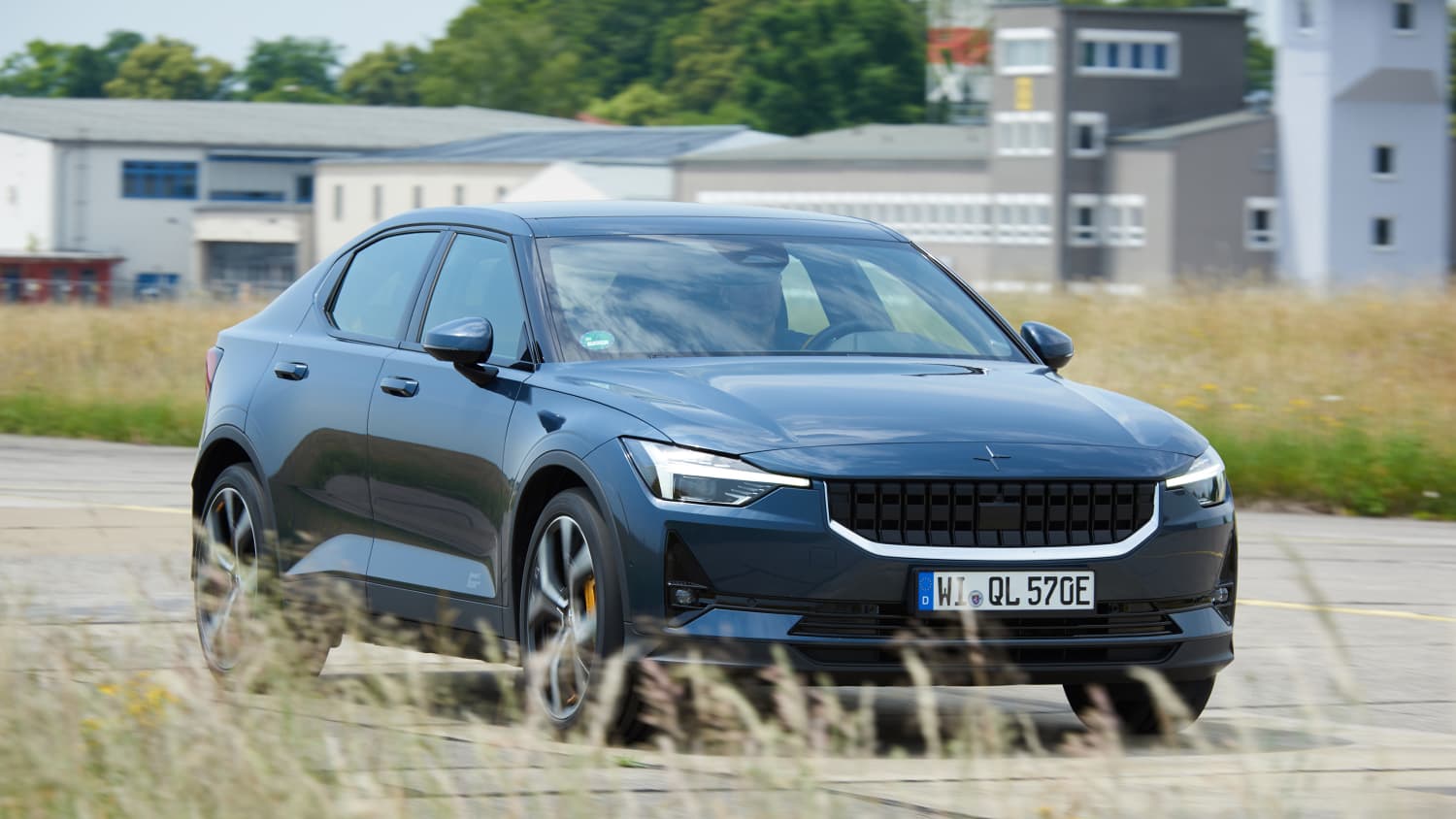 Der Polestar 2 fahrend von schräg vorne