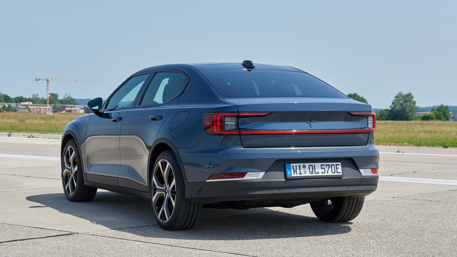 Der Polestar 2 stehend von schräg hinten