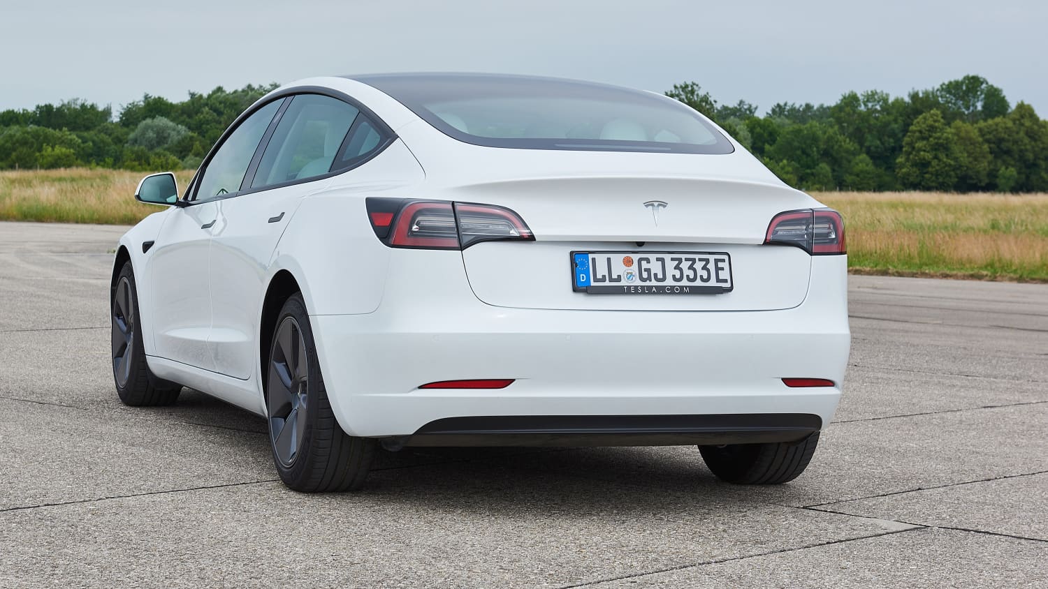 Tesla Model 3 stehend von schräg hinten