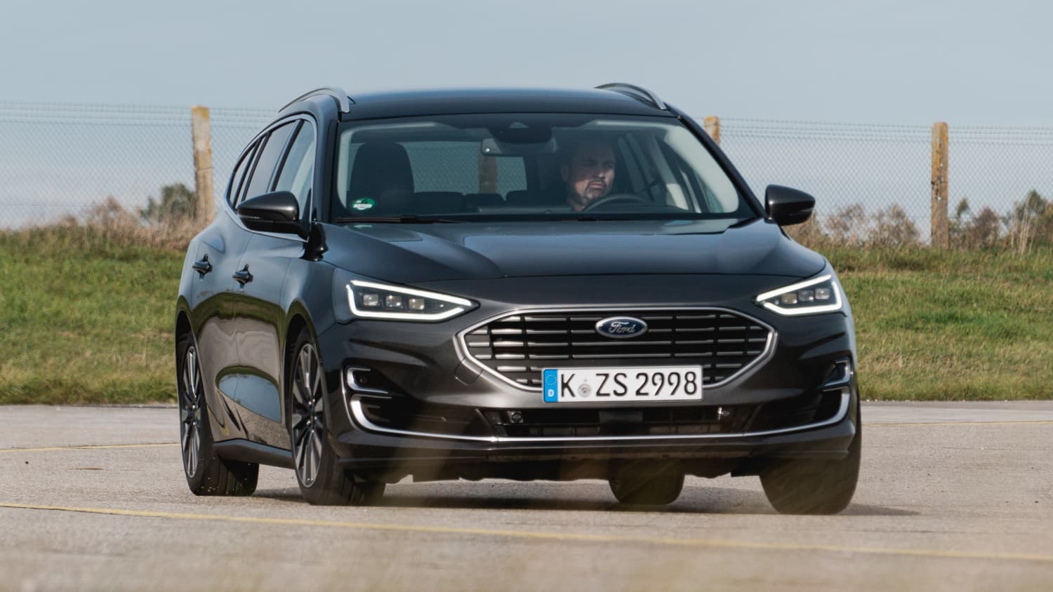 Ein Ford Focus fährt in eine Kurve