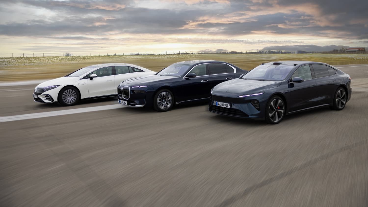 Outdooraufnahme des BMW i7, Mercedes EQS580 und NIO ET7 während der Fahrt