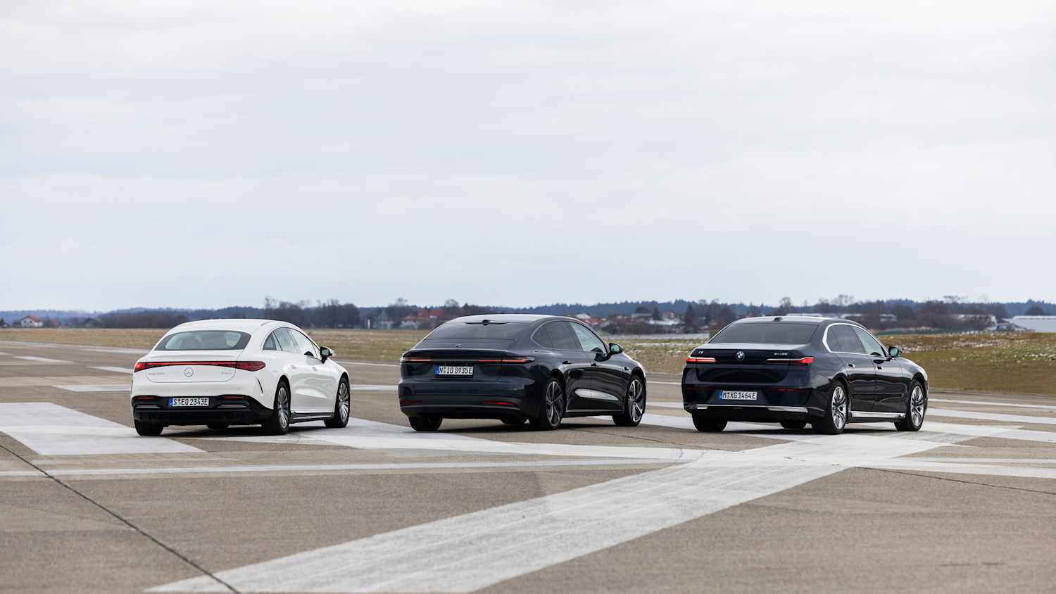 Outdooraufnahme des BMW i7, Mercedes EQS580 und NIO ET7 von hinten