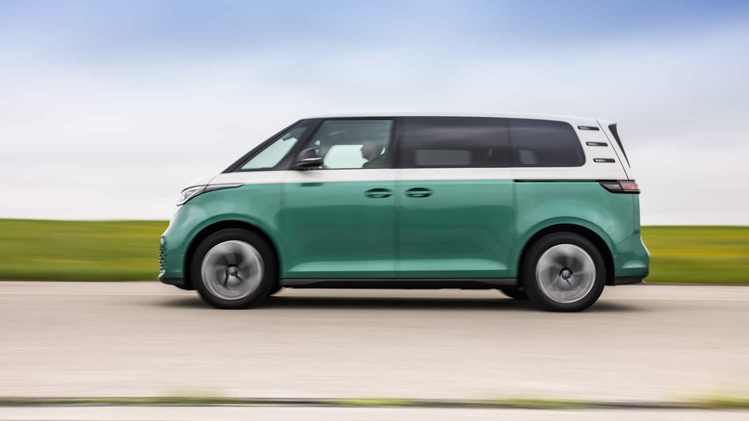 Der VW Bus T7 Multivan beziehungsweise der  ID Buzz im Vergleichstest