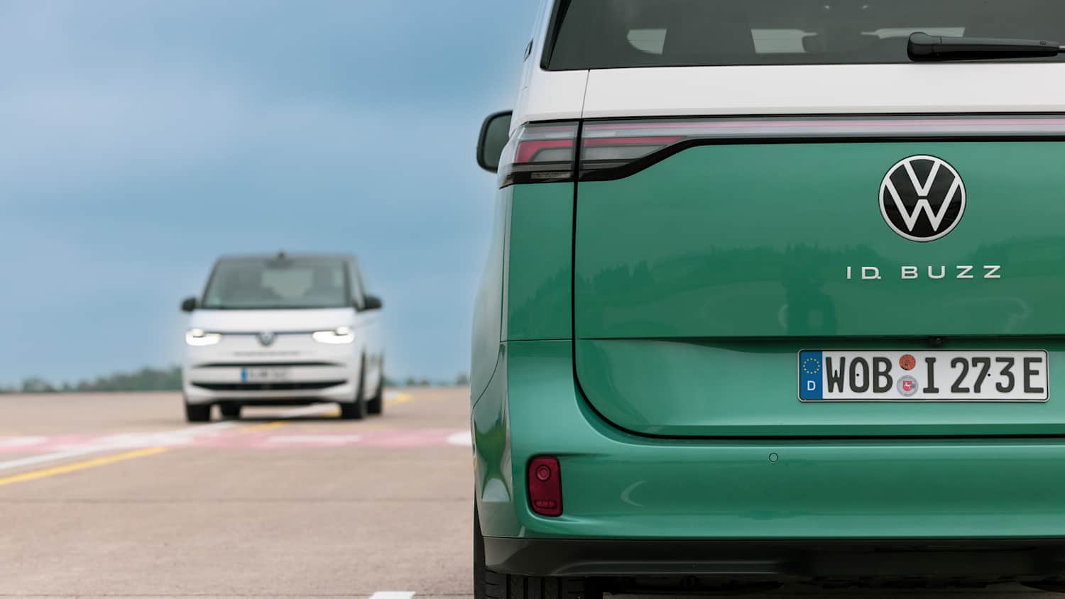Der VW Bus T7 Multivan beziehungsweise der  ID Buzz im Vergleichstest