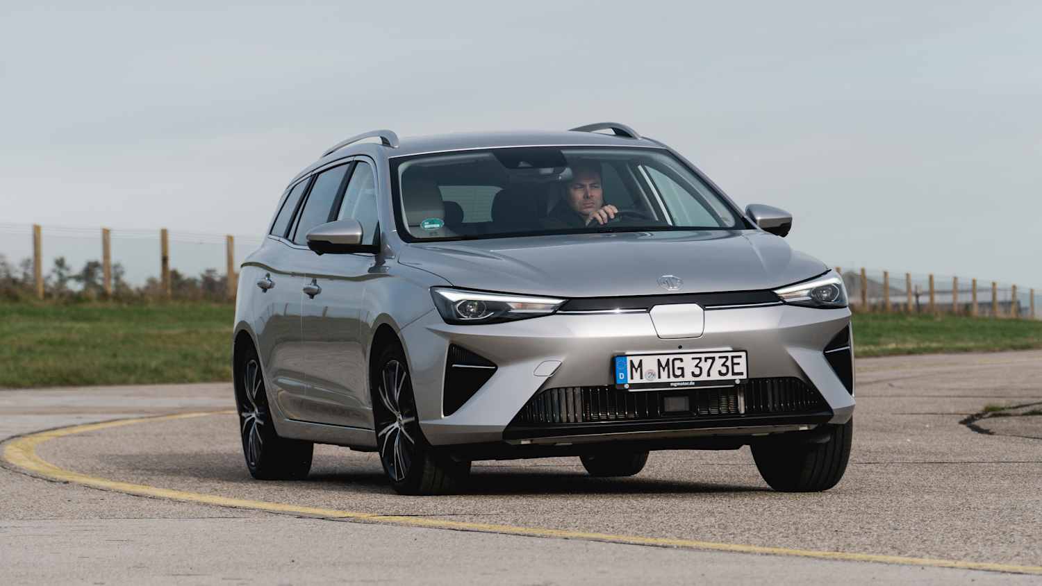 Ein MG5 fährt in eine Kurve