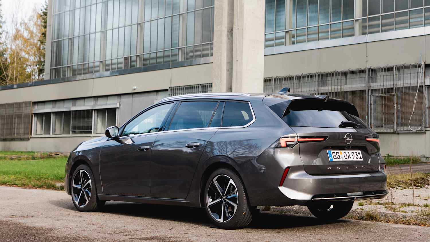 Heck und Seitenansicht des Opel Astra