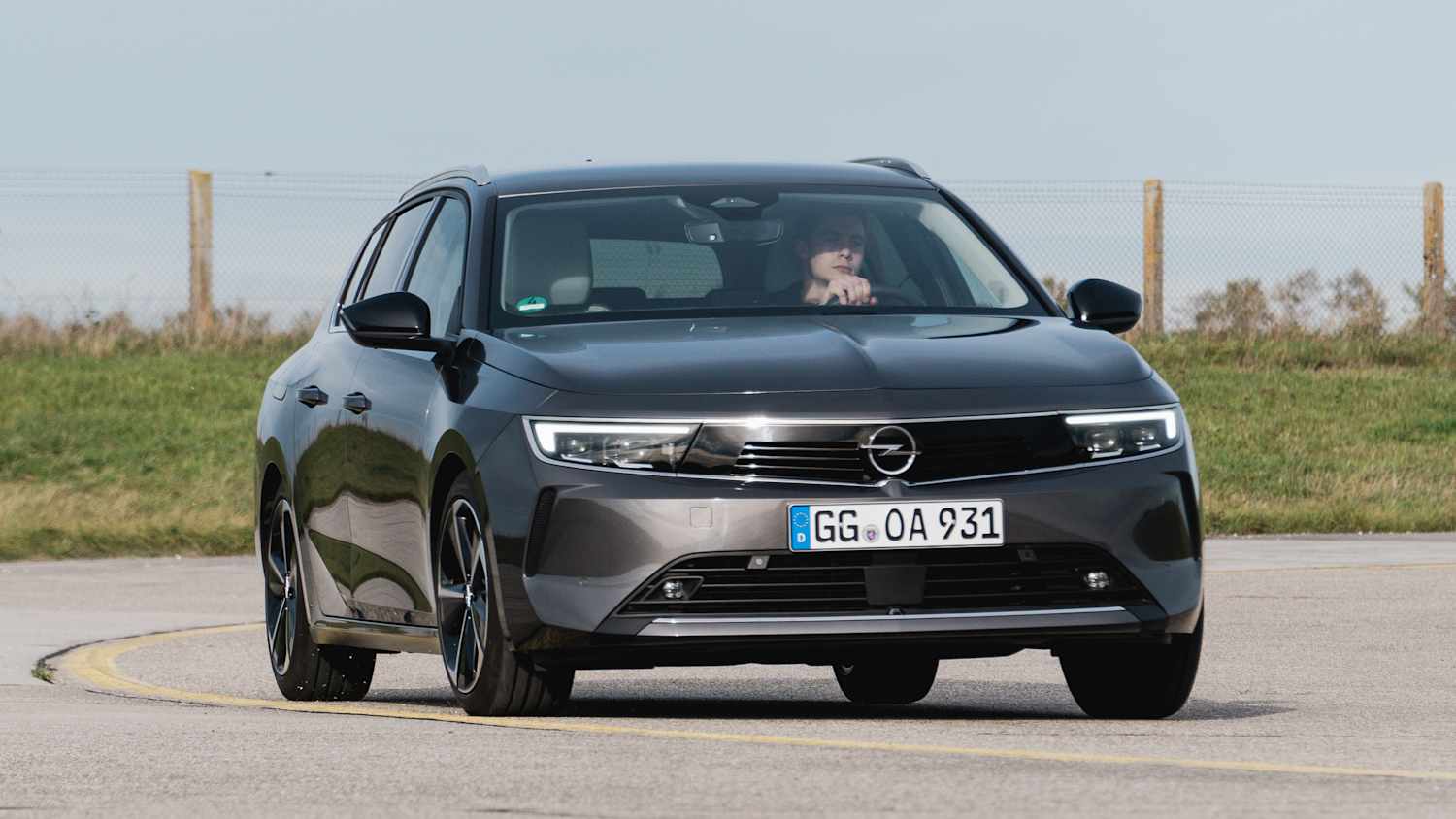 Der Opel Astra fährt in eine Kurve