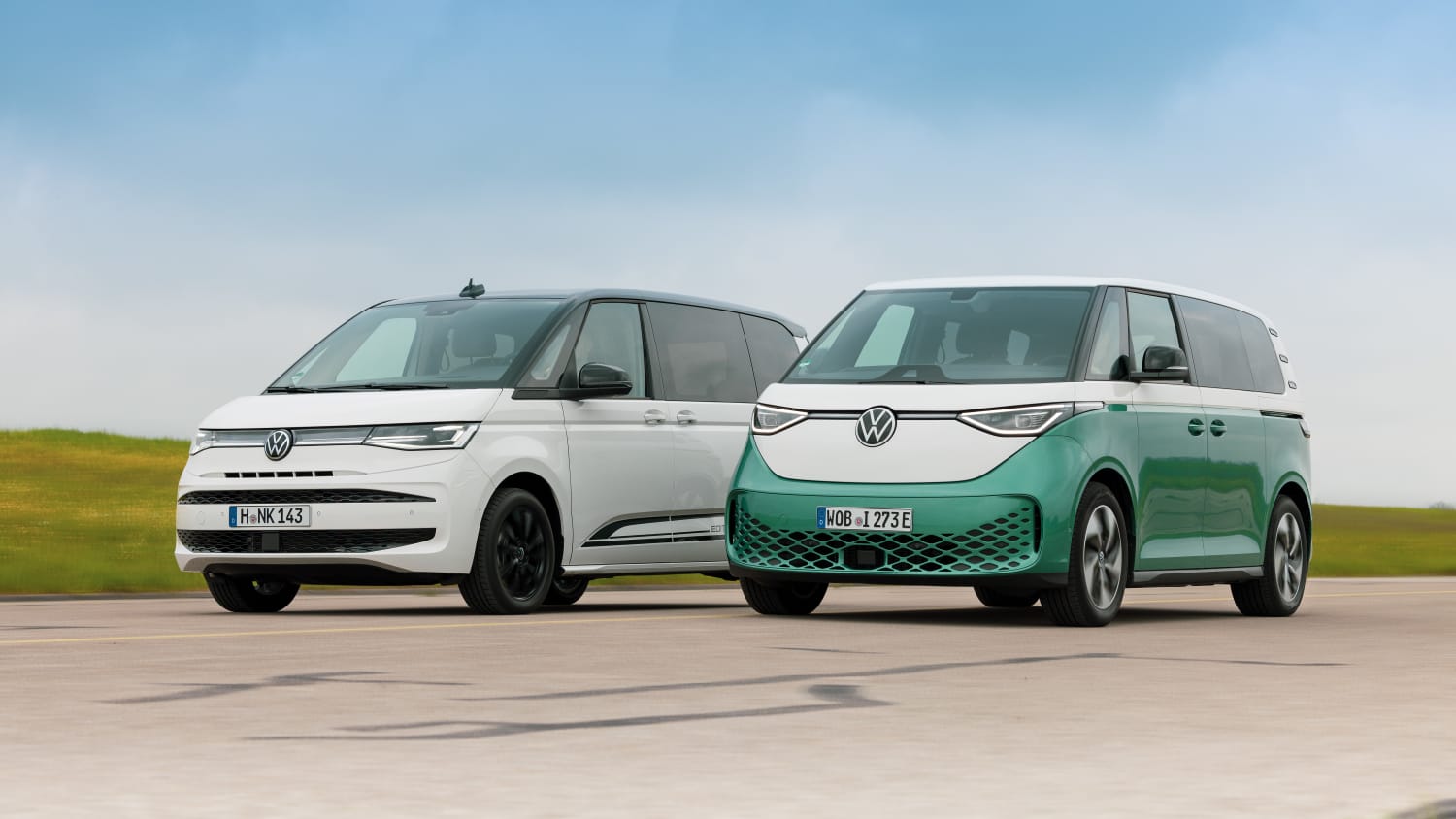Der VW Bus T7 Multivan beziehungsweise der  ID Buzz im Vergleichstest