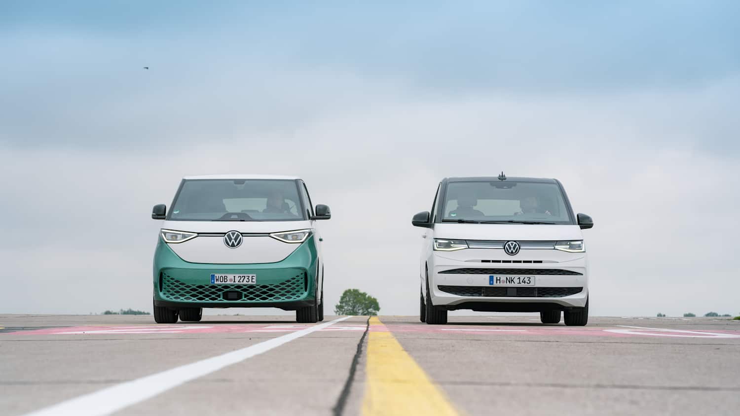 Der VW Bus T7 Multivan beziehungsweise der  ID Buzz im Vergleichstest