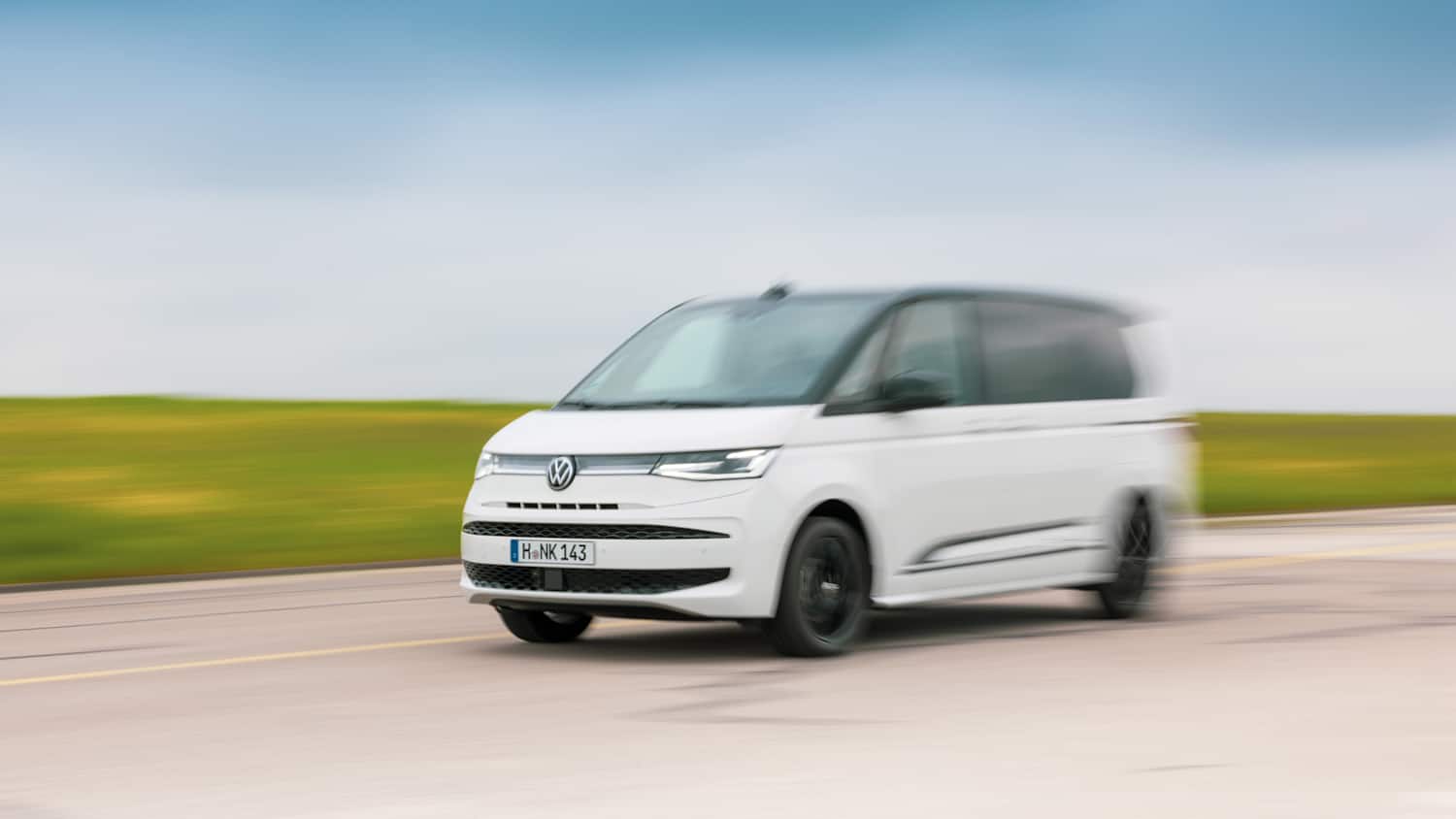 Der VW Bus T7 Multivan beziehungsweise der  ID Buzz im Vergleichstest