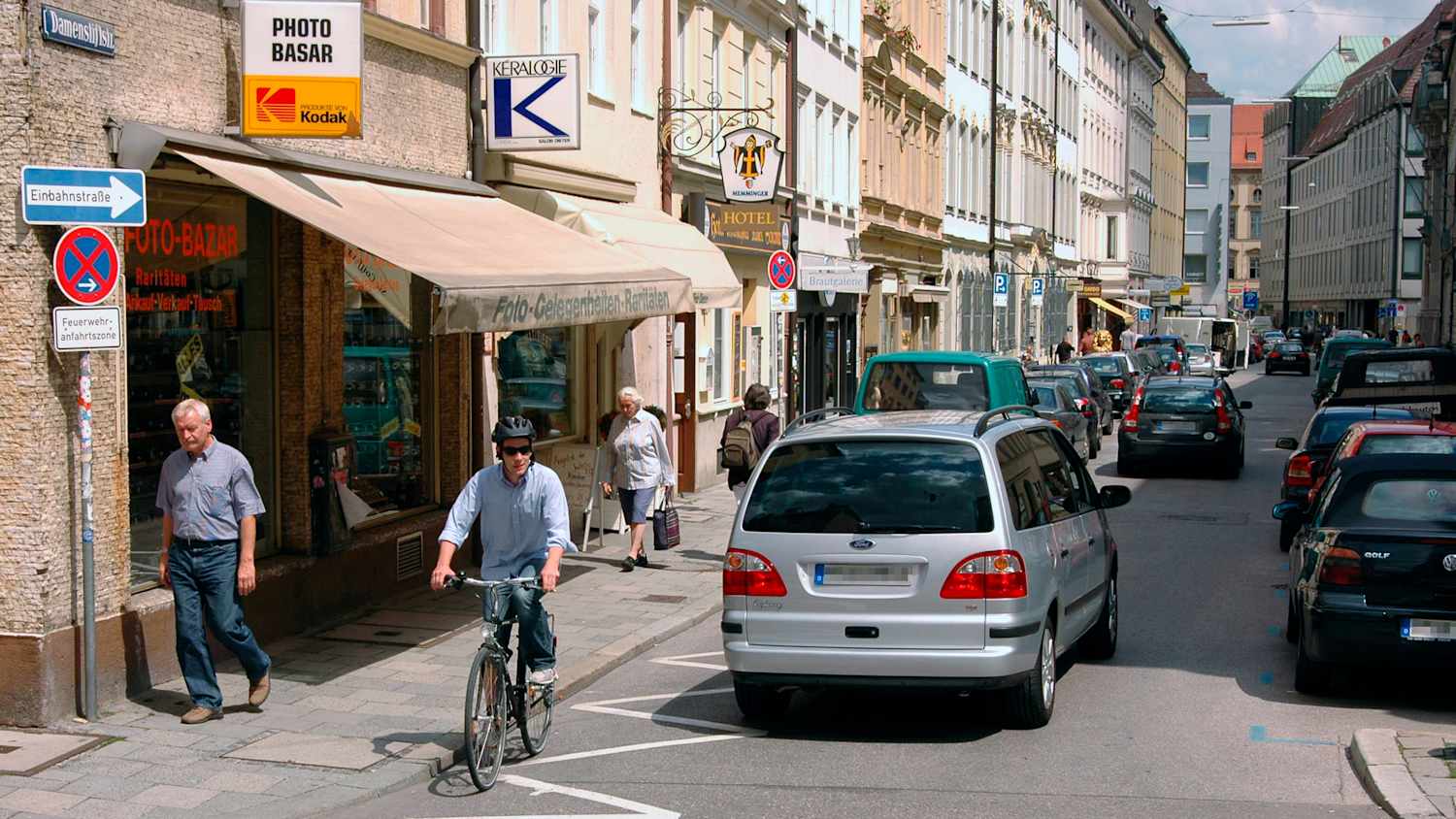 Ein Fahrradfahrer kommt verkehrt aus einer Einbahnstraße