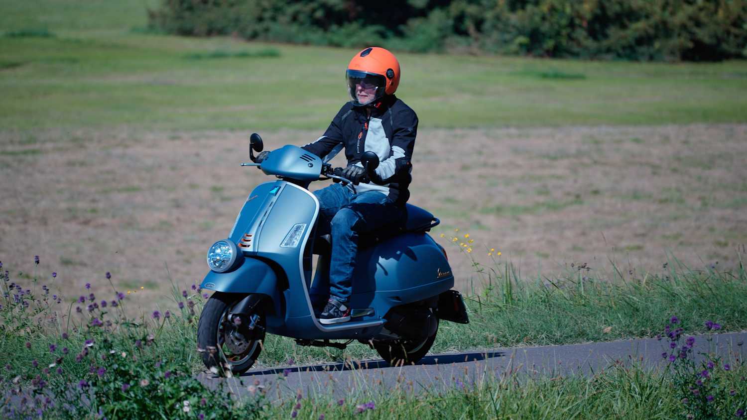 Ein Mann fährt auf einer Vespa GTV Officina 8 310 