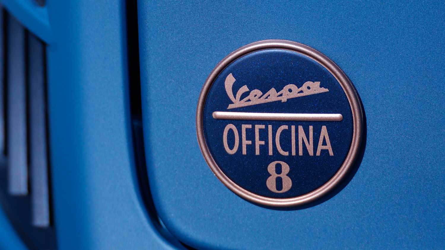 Detail des Logos an der Vespa GTV Officina 8 310