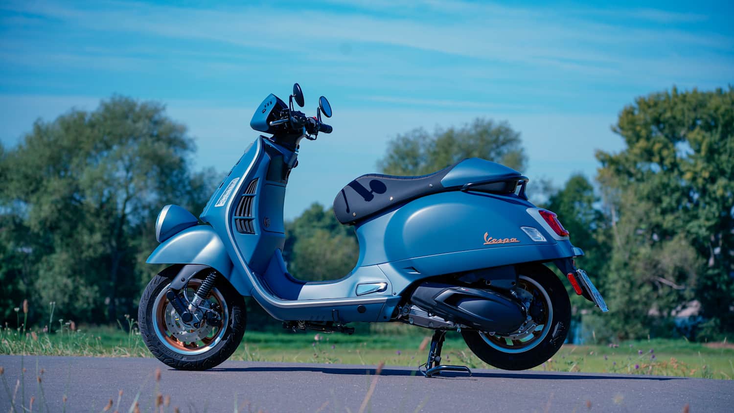 Seitenansicht einer stehenden Vespa GTV Officina 8 310 