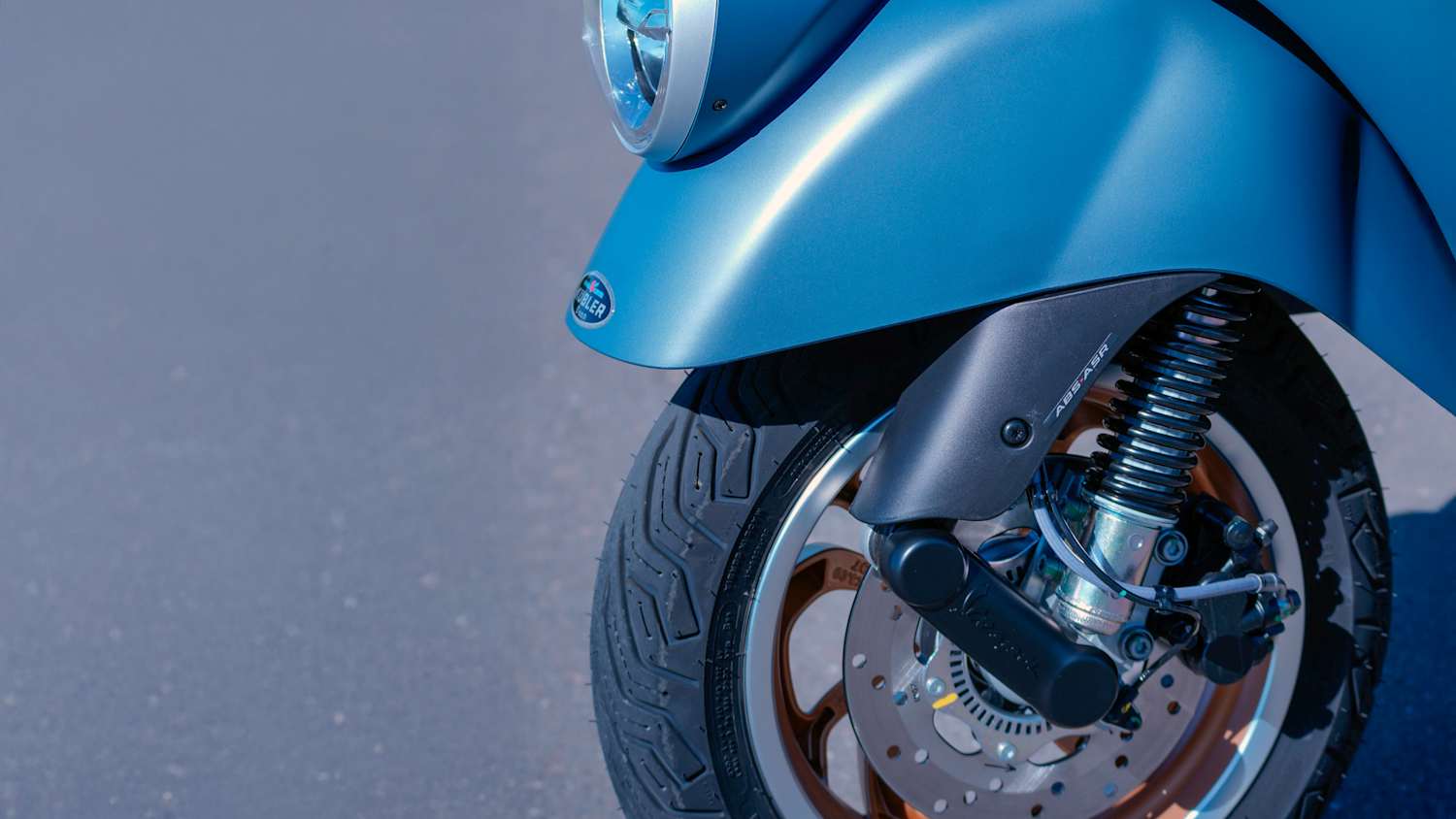 Vorderraddetail einer Vespa GTV Officina 8 310