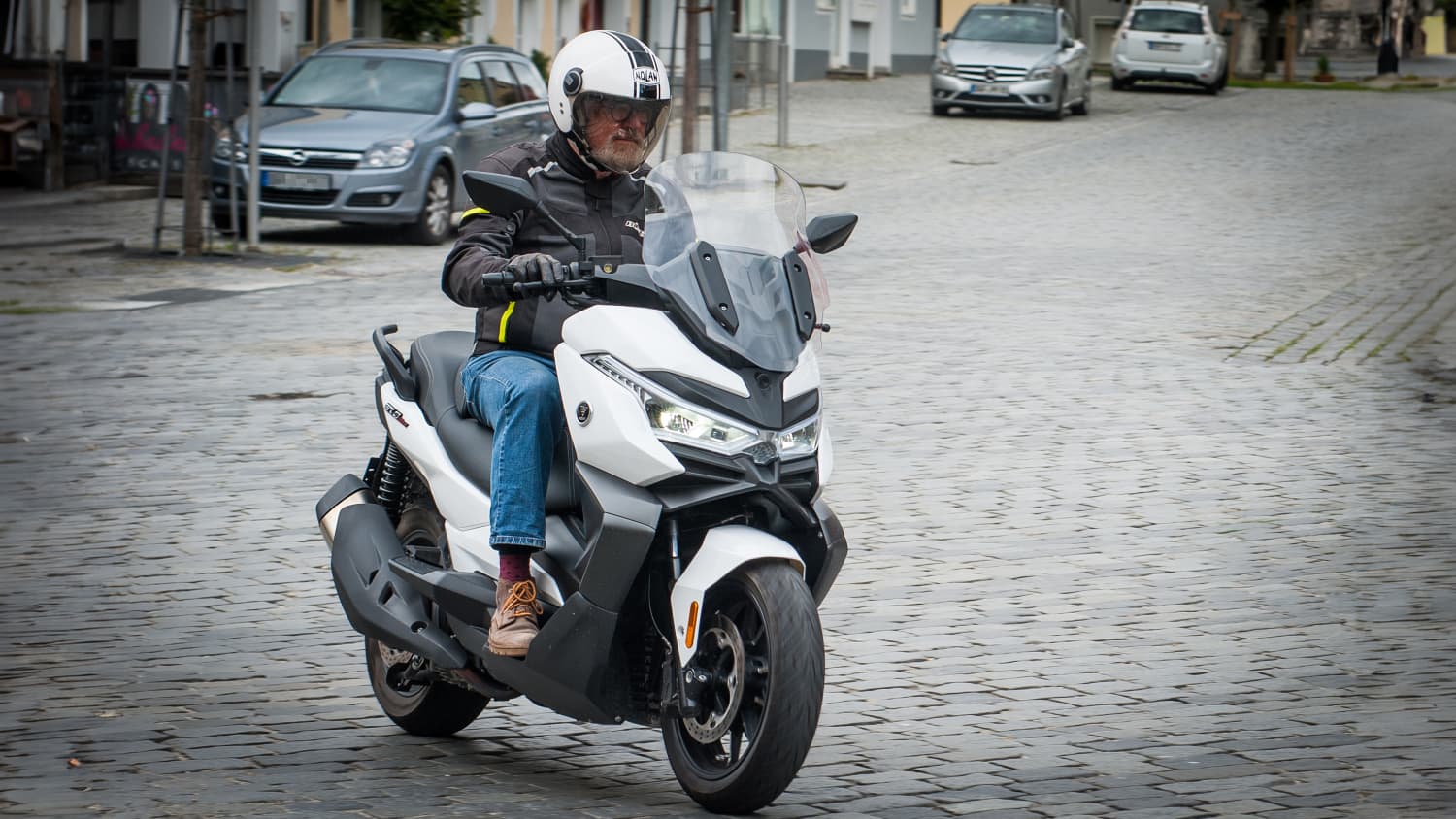 Ein Mann fährt auf einer Voge SR4 MAX 350 Luxury