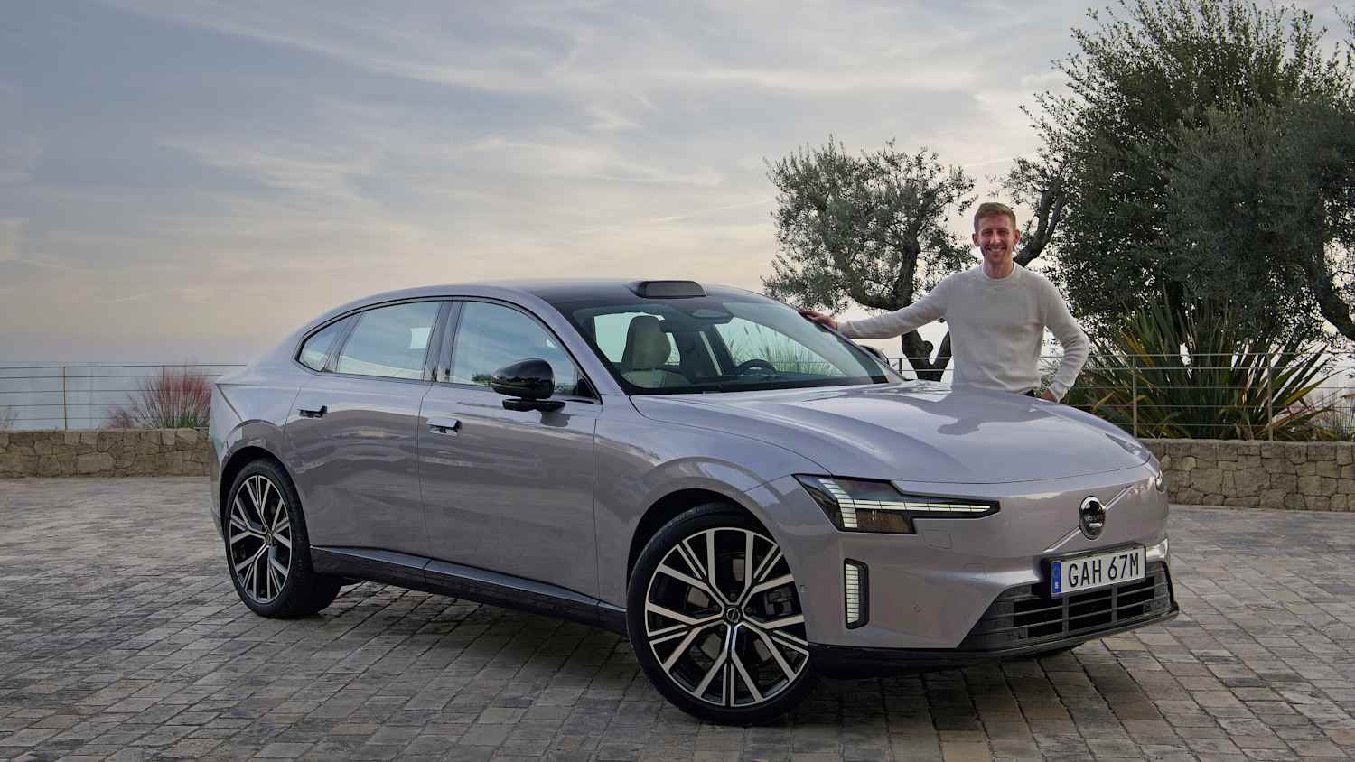 ADAC Redakteur Lorenzo Walcher lehnt an einem Volvo ES90