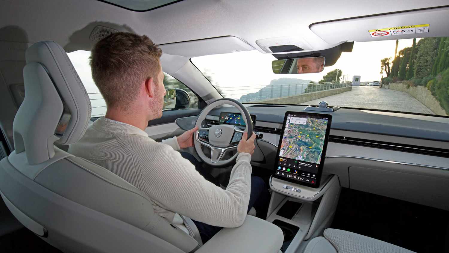 ADAC Redakteur Lorenzo Walcher am Steuer des Volvo ES90