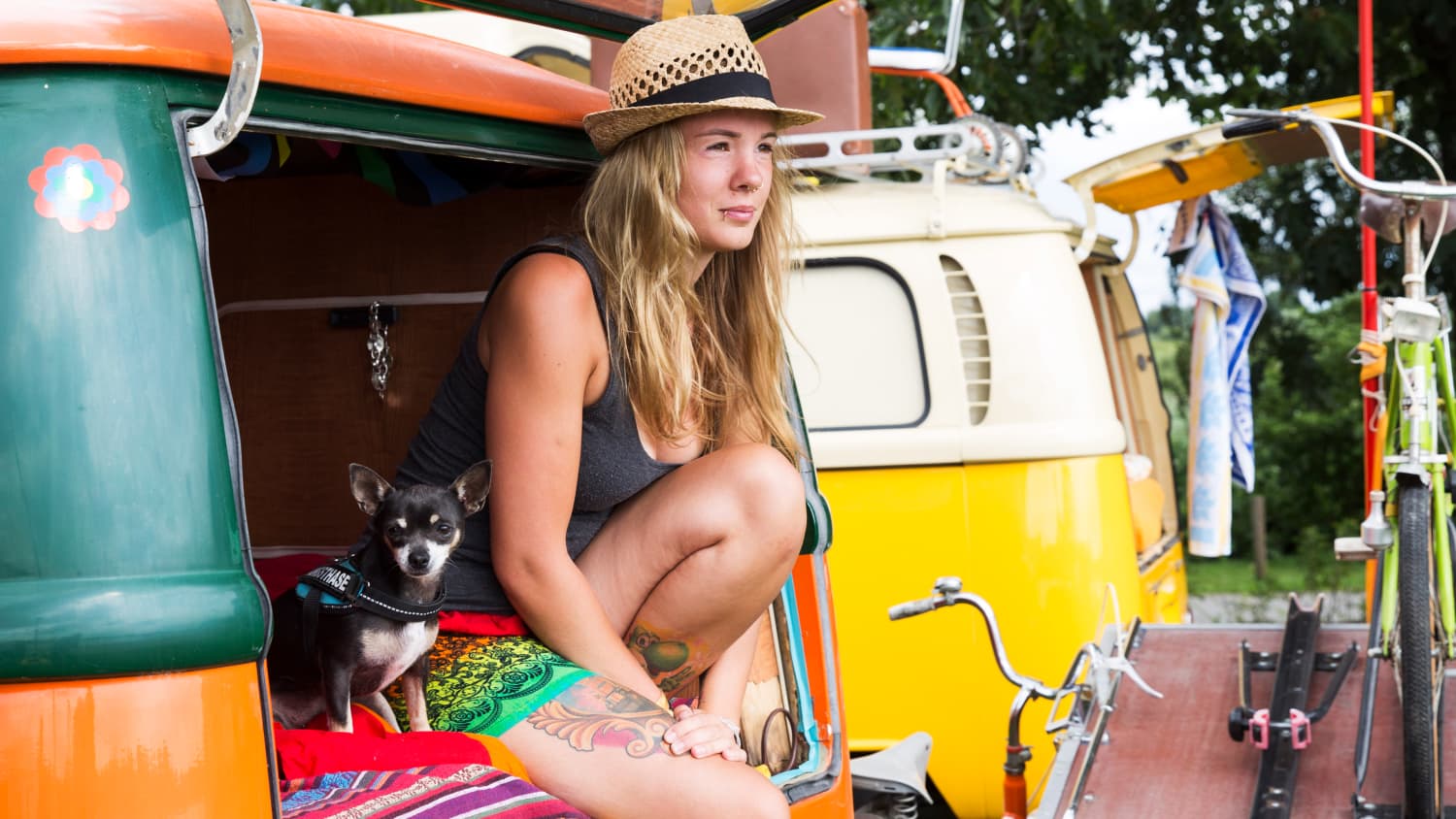 Isabell Menke in ihrem VW Bulli