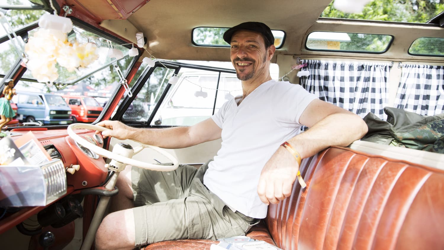 Stefan Lommek in seinem VW Bulli