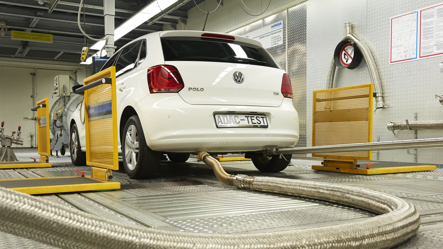 ein weißer VW Polo 1.2 TDI auf dem Prüfstand zum Abgastest