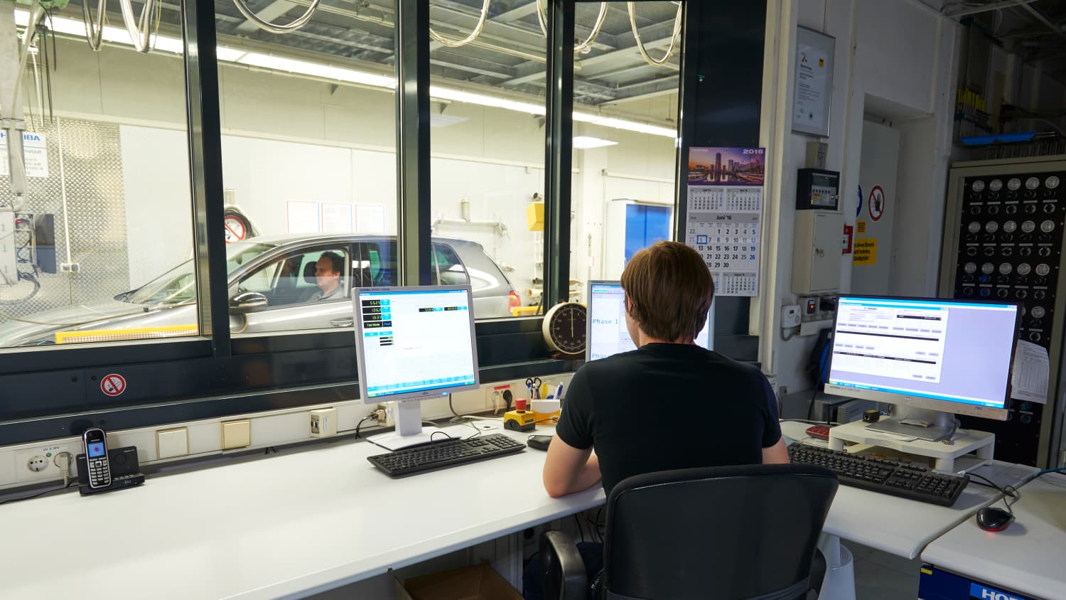 Mann am Computer des Prüfstandes beim VW Software Update Test