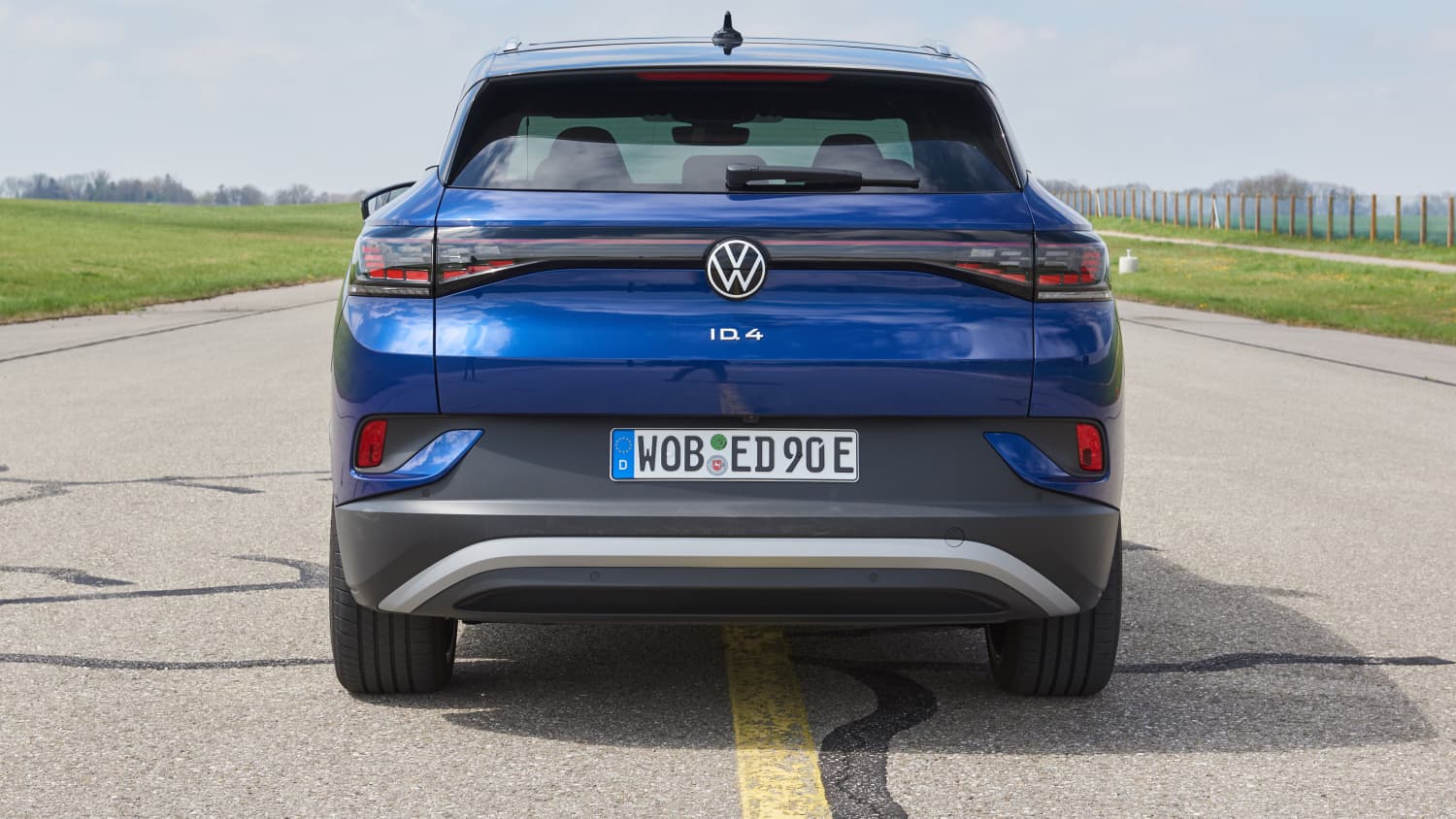 Heckansicht eines stehenden VW ID4