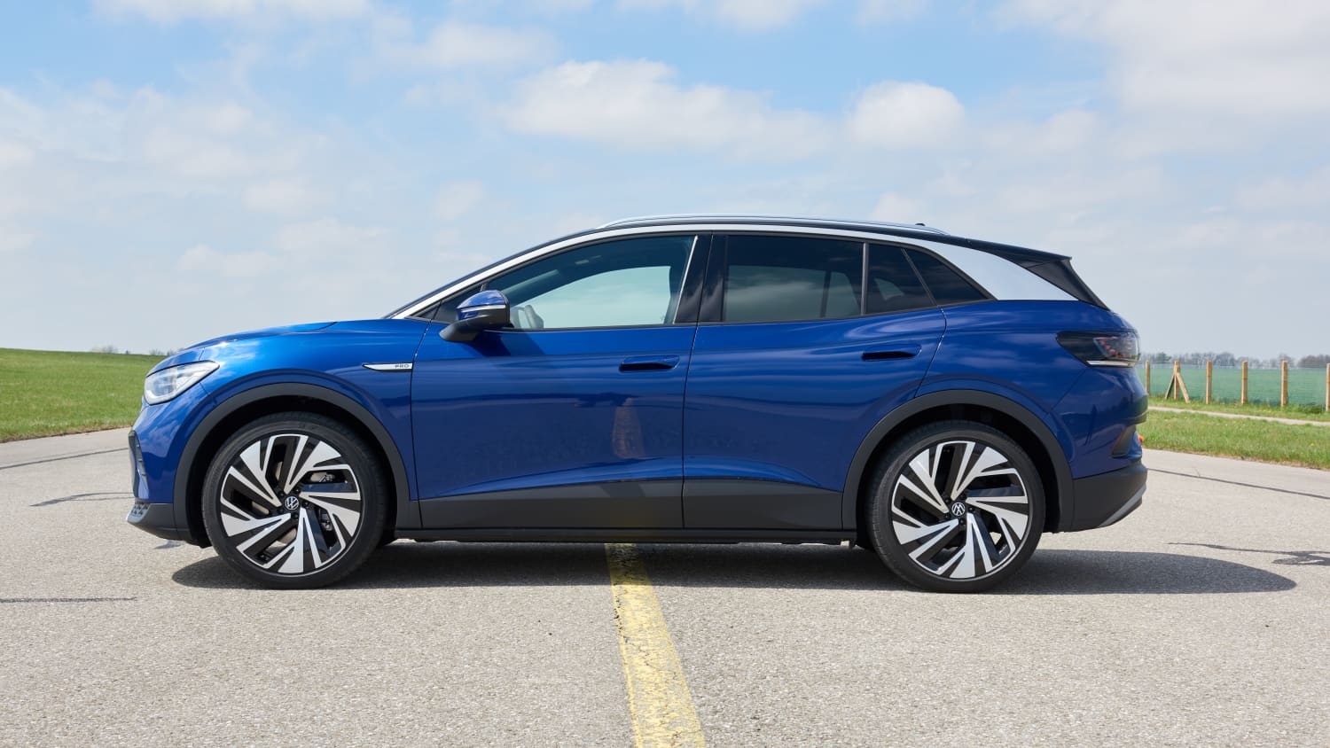 Seitenansicht eines stehenden VW ID4