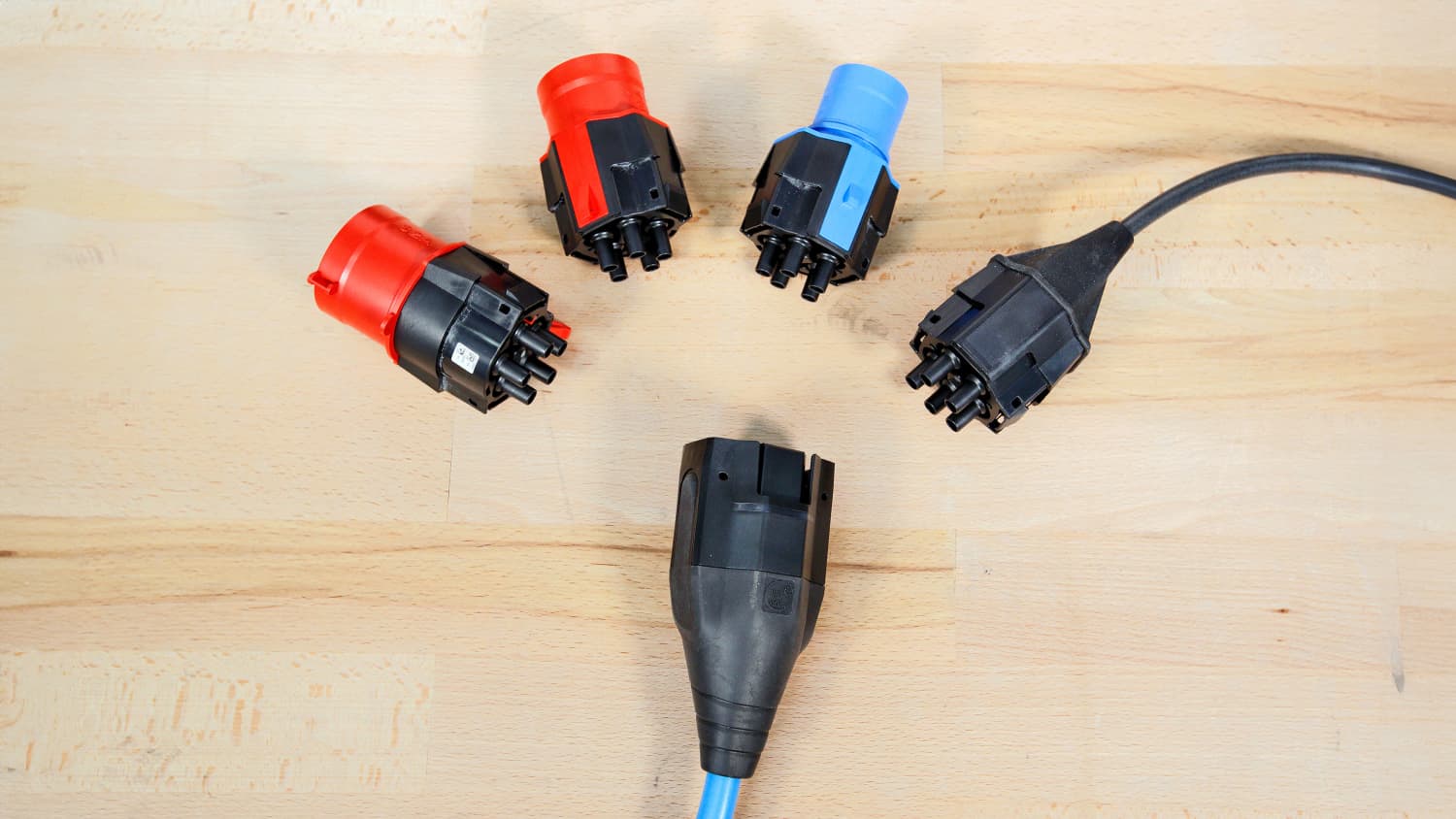 Vier verschiedene Anschlussstecker für ein Elektroauto