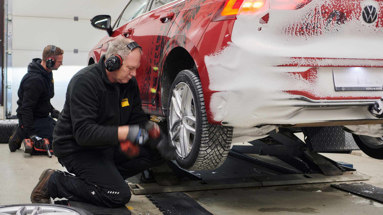 Reifenwechsel beim ADAC Winterreifentest 2023