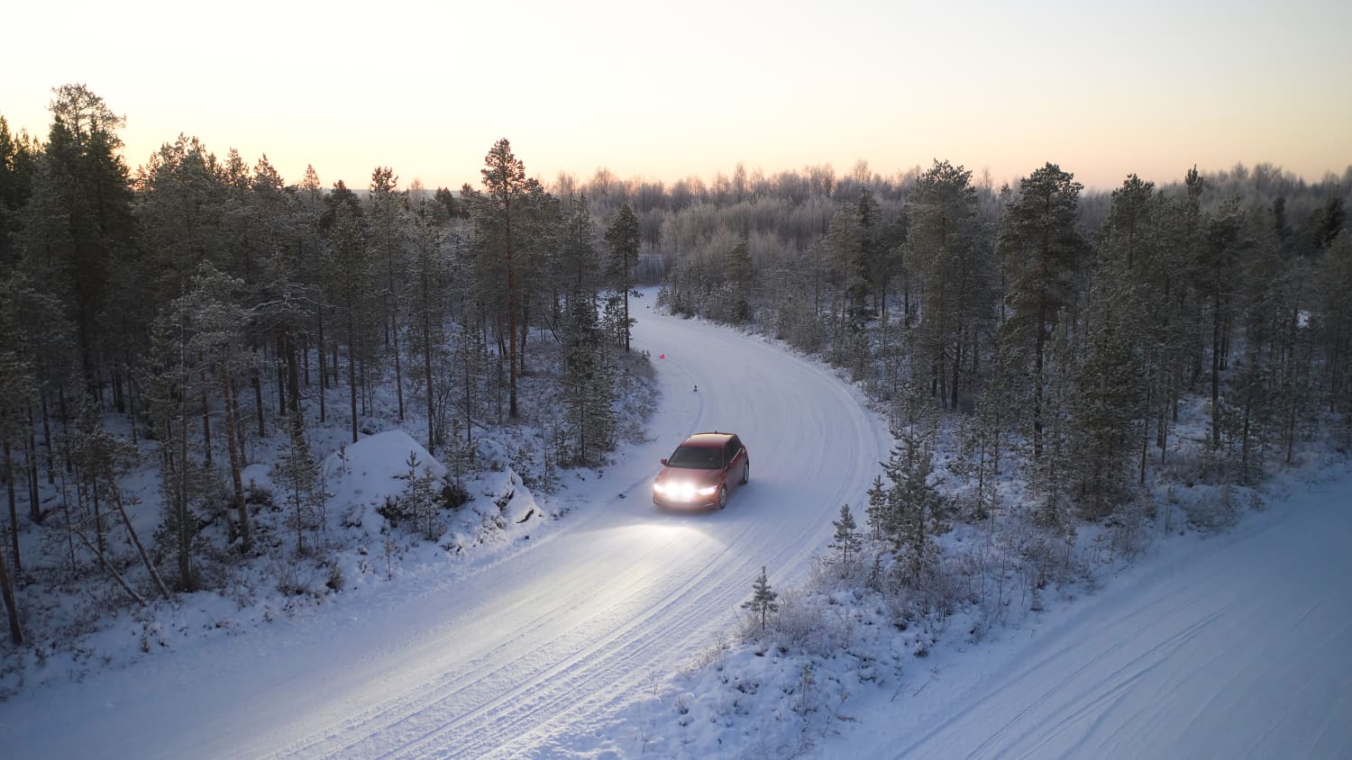 Auto auf der Teststrecke beim ADAC Winterreifentest 2023