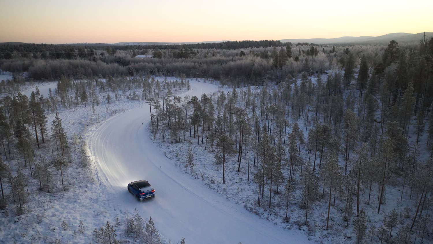 Auto auf der Teststrecke beim ADAC Winterreifentest 2023
