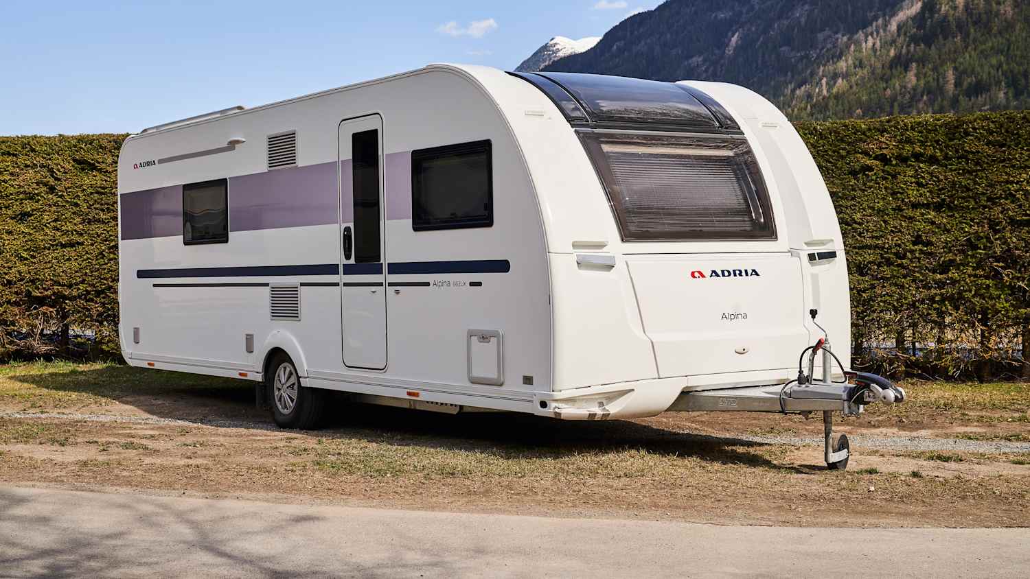 Ein Adria Alpina 663 UK steht auf einem Campingplatz