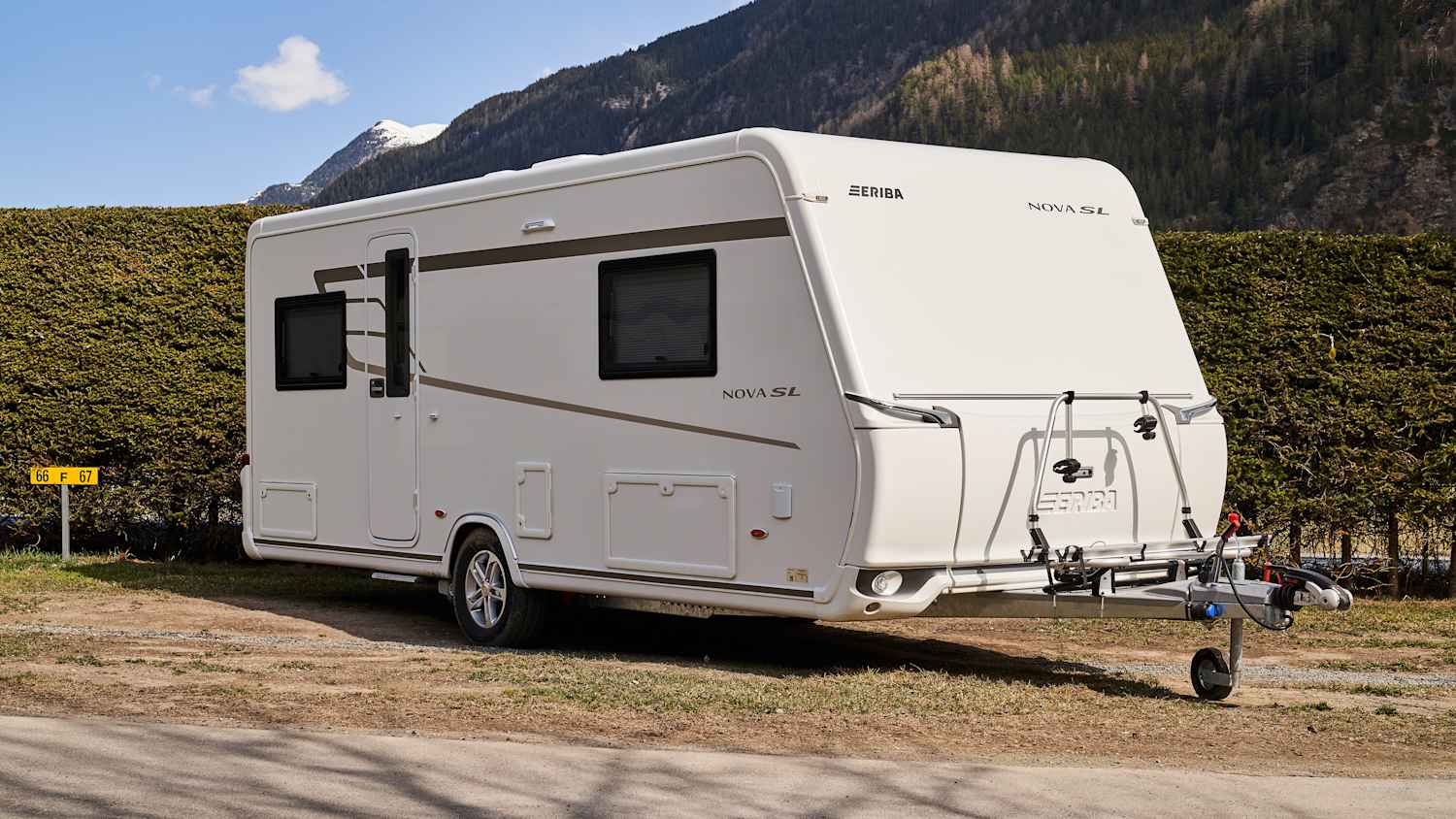 Ein Hymer Eriba Nova SL 530 steht auf einem Campingplatz