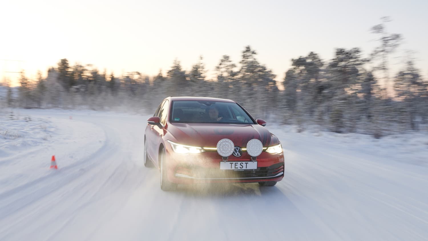 Ein Auto fährt beim Winterreifentest in Finnland