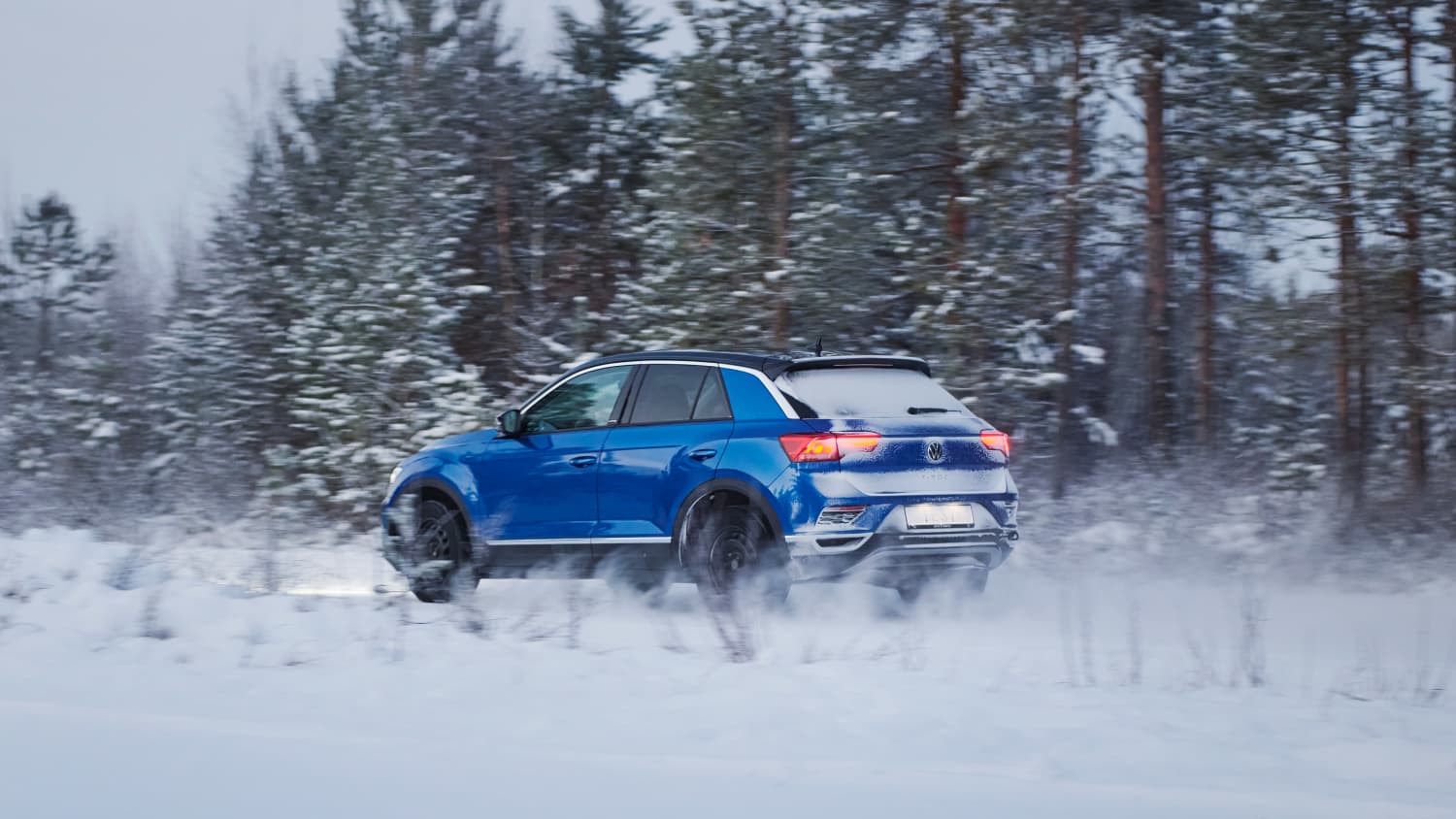 Ein Auto fährt beim Winterreifentest in Finnland
