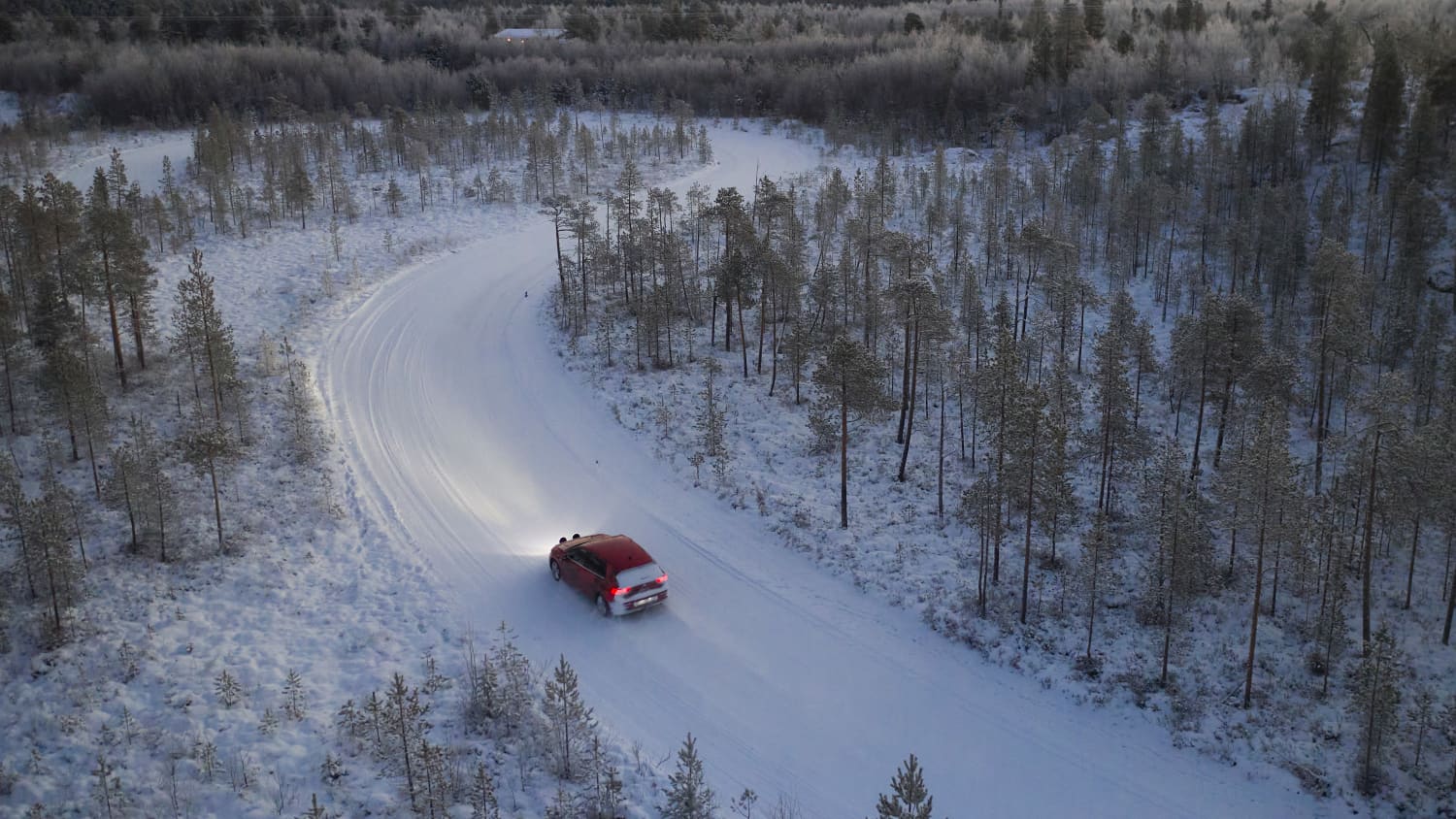 Ein Auto fährt auf der Reifenteststrecke in Ivalo in Finnland