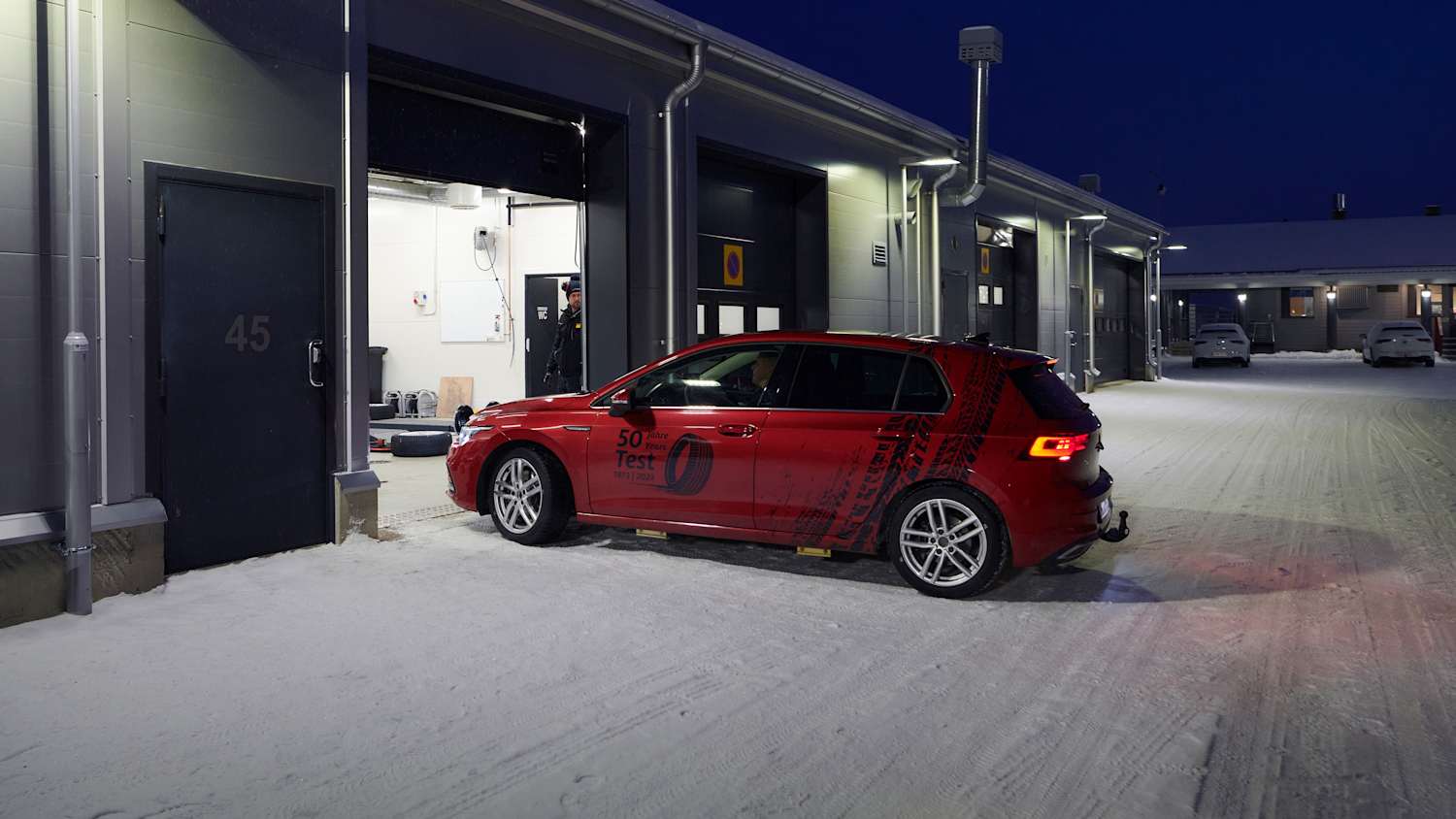 Ein VW Golf fährt in die Garage beim Winterreifentest in Ivalo