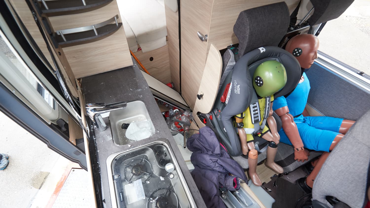 Ein Wohnmobil wird gegen einen PKW gecrashed im ADAC Test- und Technikzentrum in Landsberg