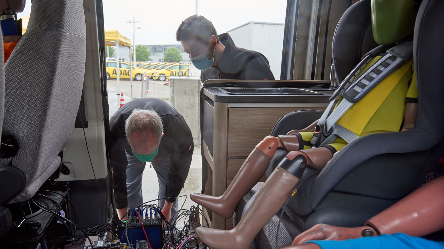 Ein Wohnmobil wird gegen einen PKW gecrashed im ADAC Test- und Technikzentrum in Landsberg
