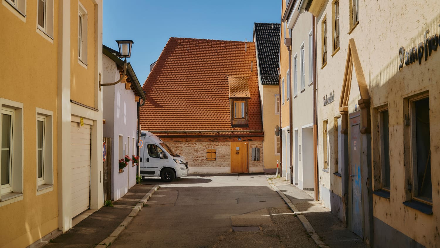 Ein Wohnmobil fährt durch eine enge Straße