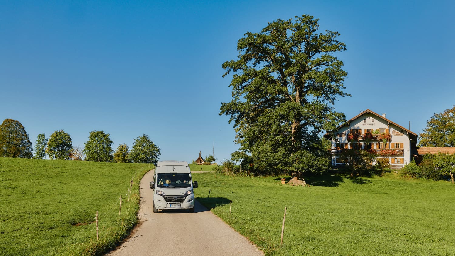 Ein Wohnmobil fährt auf einer Landstraße