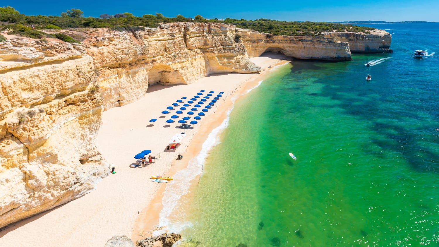 Luftaufnahmen von Praia da Marinha und Malhada do Baraco - Strände an der Algarve, Portugal