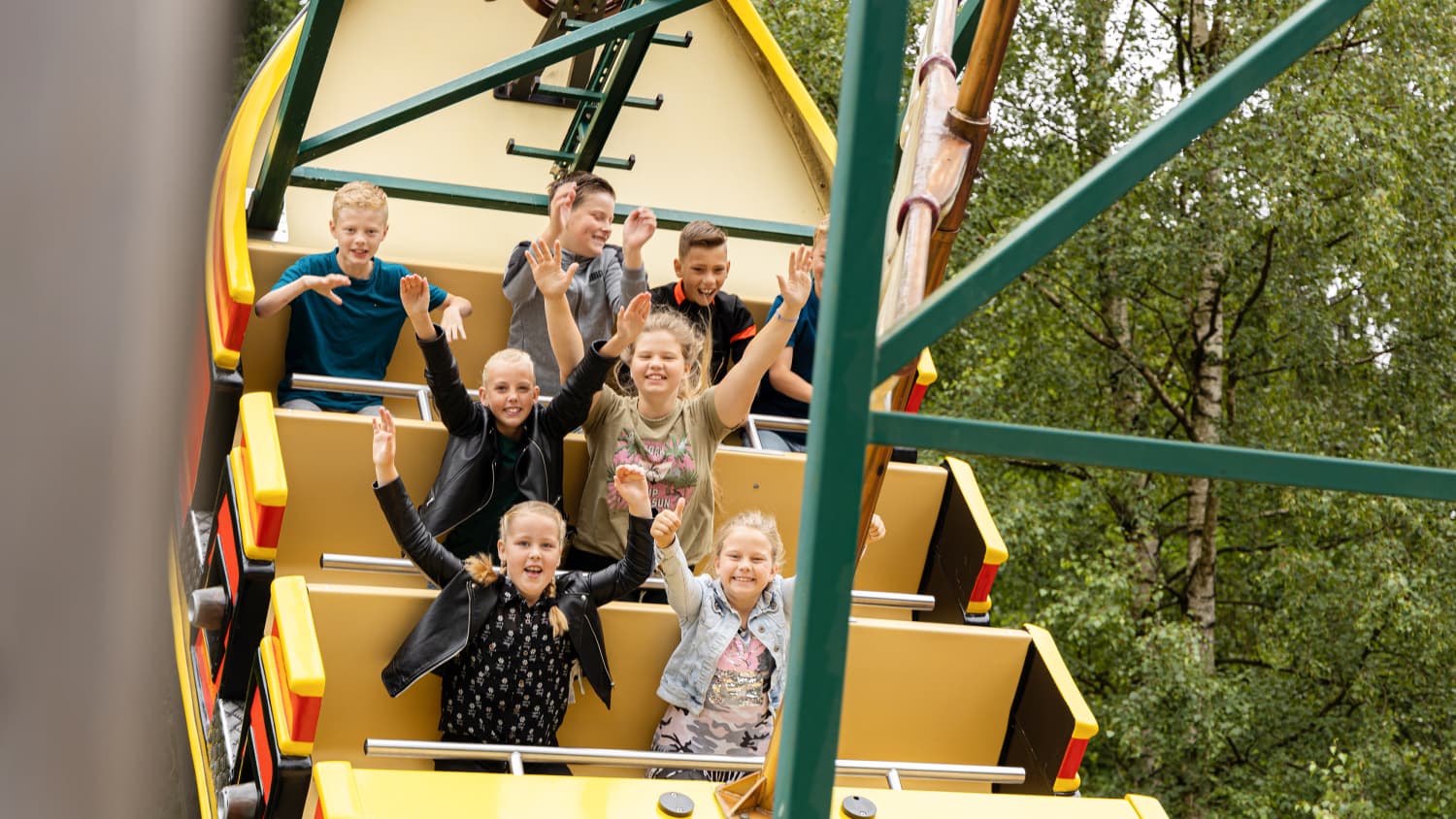 Kinder im Wikingerschiff im Freizeitpark Drouwenerzand