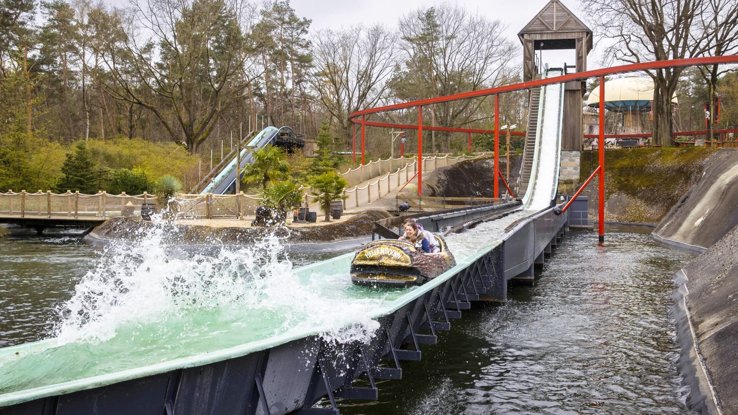 Wasserrutsche im niederländischen Freizeitpark Hellendoorn