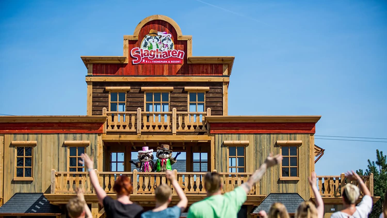 Kinder vor Wildwestgebäude im Freizeitpark Slagharen