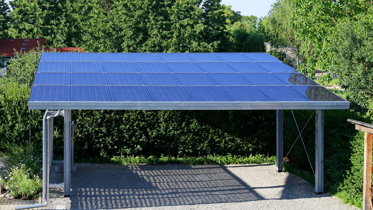 Carport mit Dach aus Solarpanelen