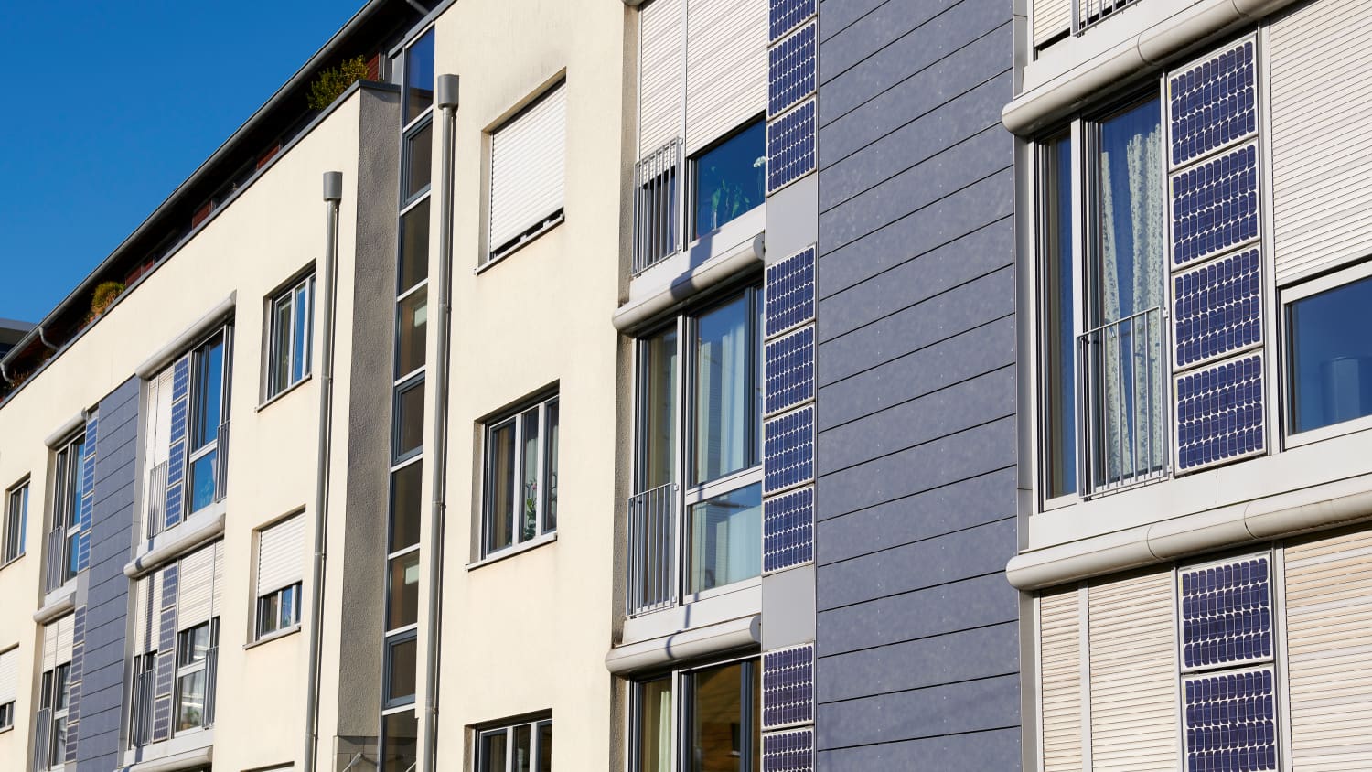 Solarzellen die in eine Hauswand integriert sind