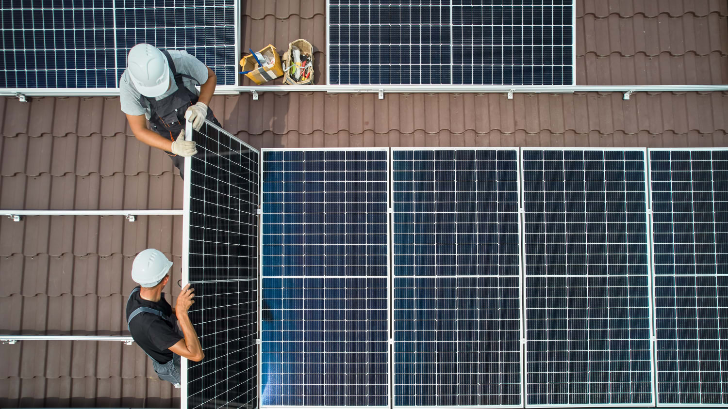 Techniker installieren Solaranlagen auf einem Dach