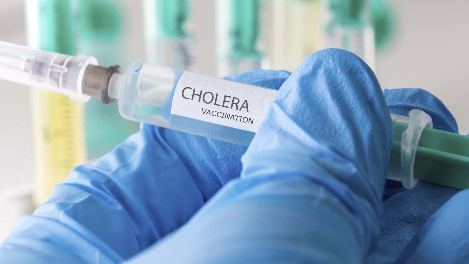 Mediziner hält Impfung gegen Cholera in der Hand